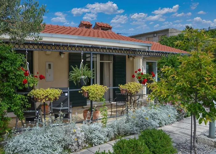Issa Holiday Home - 3 Min Walk To Beach